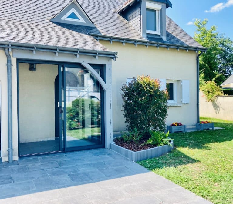 Création d'une fermeture de préau vitrée dans le Maine-et-Loire