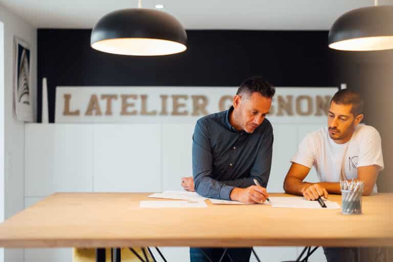 Deux experts réalisant une étude de faisabilité de projet de menuiserie ou extension maison