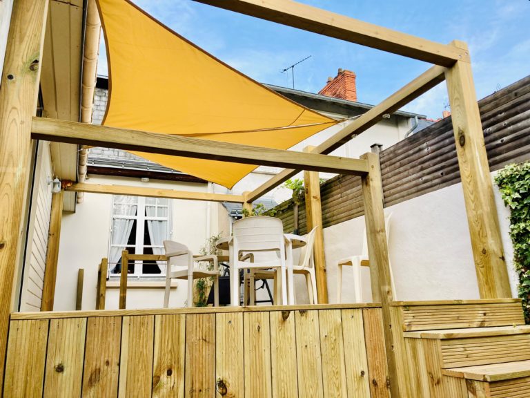 Exemple d'aménagement de menuiserie extérieure avec toile et terrasse bois (Maine-et-Loire)