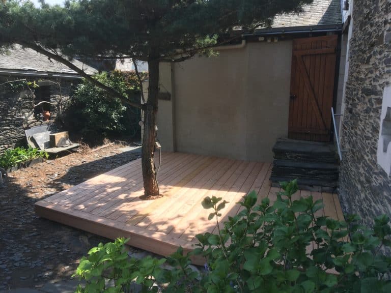 Installation d'une terrasse bois par l'Atelier Gagnon, spécialiste de la menuiserie extérieure à Angers