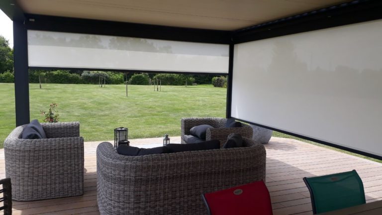 Pose de pergola Angers, avec stores verticaux