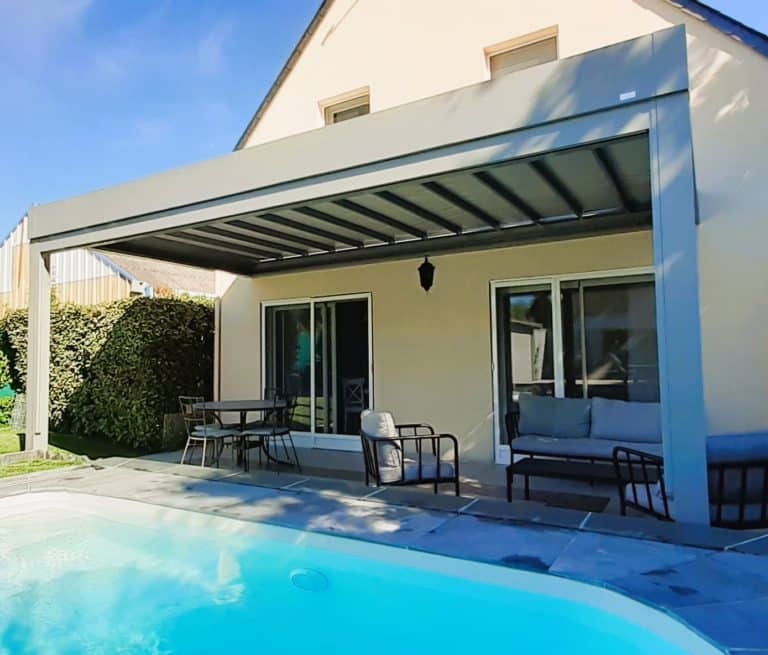 Exemple de pose de pergola Angers devant une piscine