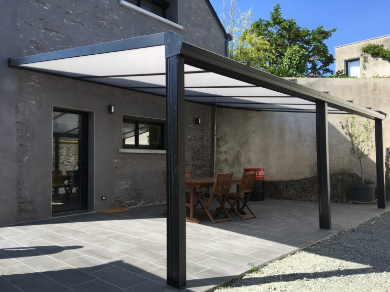 Installation d'un préau sur une terrasse extérieure à Angers