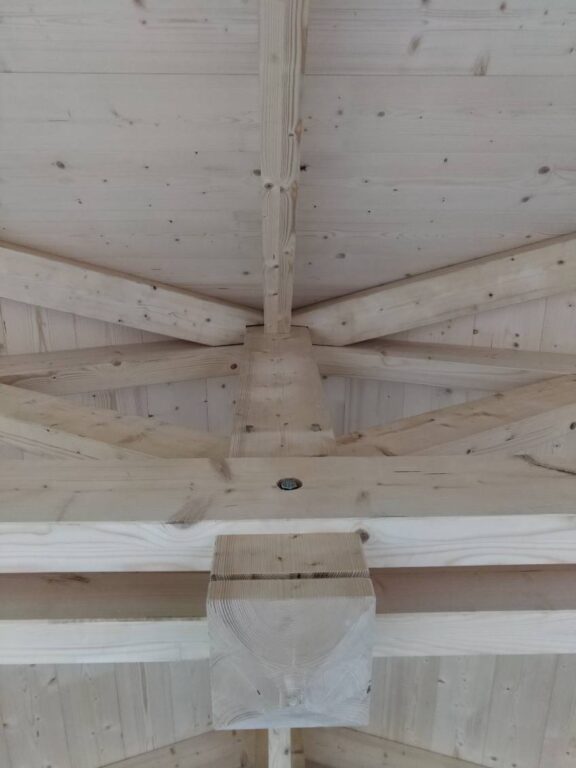 Plongez dans l'élégance rustique avec notre jardin d'hiver en bois à charpente apparente