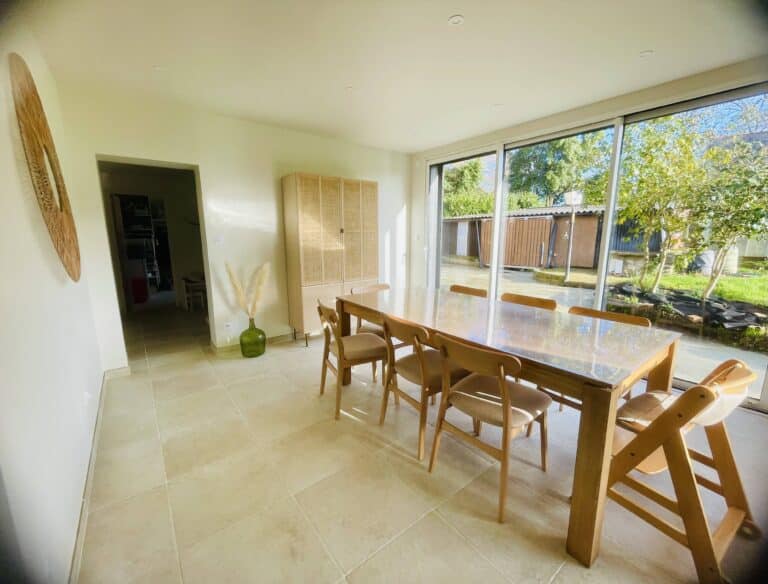 Agrandissement de maison avec salle à manger lumineuse