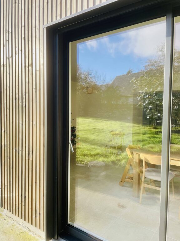 Baie vitrée sur une extension de maison moderne - Angers