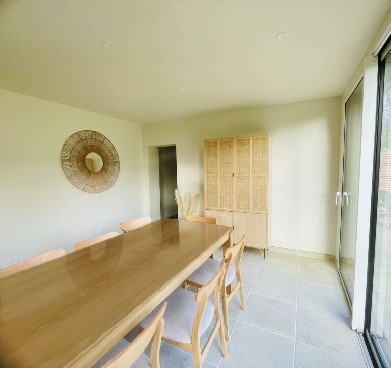 Extension maison bois moderne pour créer une salle à manger à Angers